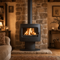 Poêle à bois Godin Eliot installé dans un intérieur