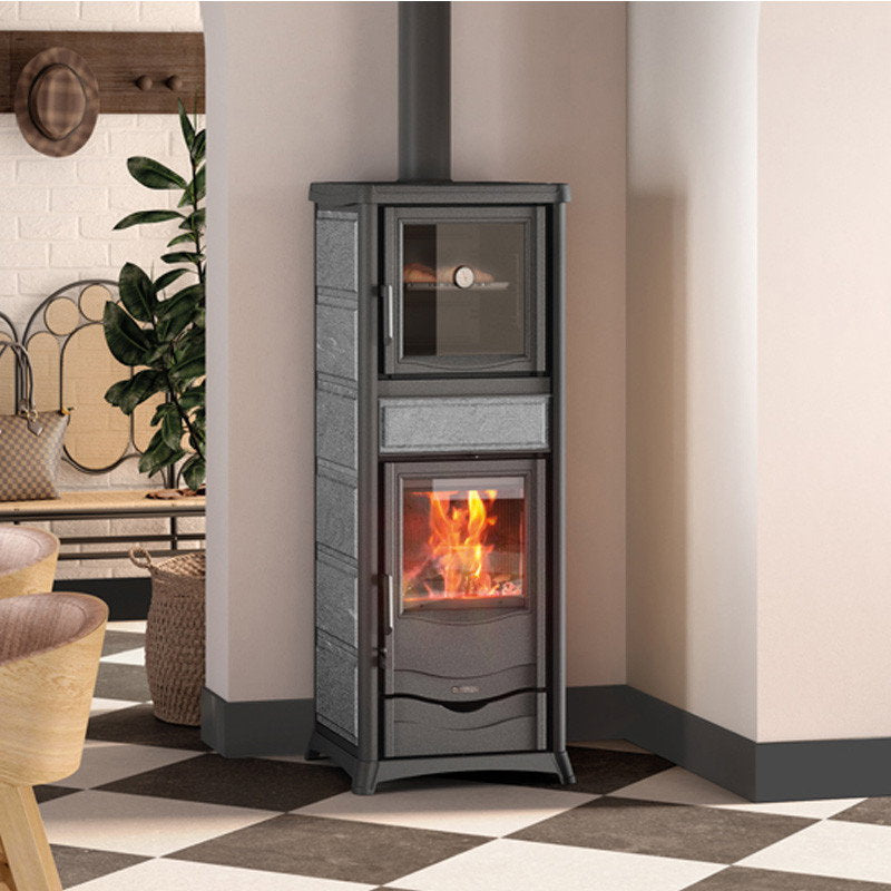 Poêle à bois La Nordica Rossella Plus Forno Petra dans un intérieur