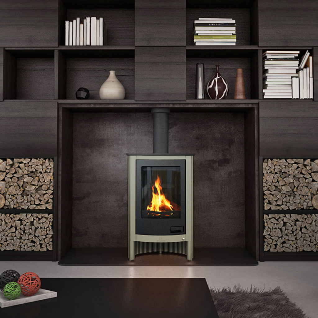 Poêle Masterflamme Piccolo I Olive installé dans un intérieur